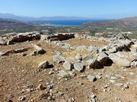 La côte nord de la commune d’Iérapétra en Crète. Pachia Ammos vu depuis le site archéologique de Chalasmenos (auteur Olaf Tausch). Cliquer pour agrandir l'image.