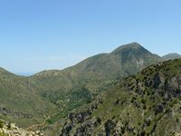 La côte nord de la commune d’Iérapétra en Crète. La vallée d'Avgos, le village de Panagia et le mont Bebonas (auteur Schuppi). Cliquer pour agrandir l'image.