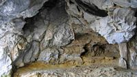 De grot van Aspri Petra dichtbij Agio Théologos op het eiland Kos. Klikken om het beeld te vergroten.