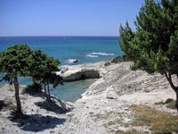 A costa perto de Ágios Theologos sobre a ilha de Kos (autor Nikater). Clicar para ampliar a imagem.
