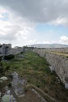 Le château Neratzia de Kos. Le fossé nord de l'enceinte intérieure. Cliquer pour agrandir l'image.