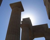 Colunas do templo de Athéna Lindia à Lindos à Rodes. Clicar para ampliar a imagem.