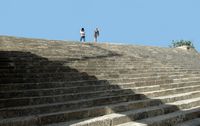 Propileos de la acrópolis de Lindos en Rodas. Haga clic para ampliar la imagen.