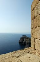 Vista sulla costa dalle rovine del tempio di Athéna Lindia a Lindos a Rodi. Clicca per ingrandire l'immagine.