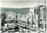 Excavation de la stoa de Lindos à Rhodes en 1914. Cliquer pour agrandir l'image.