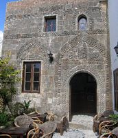 Maison de Fedra Moskoridis dans la vieille ville de Lindos à Rhodes. Cliquer pour agrandir l'image.