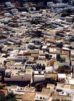 De stad Lindos in Rhodos die sinds de acropolis wordt gezien. Klikken om het beeld te vergroten.