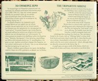 Le palais de Phaistos en Crète. Panneau d'information du sanctuaire tripartite. Cliquer pour agrandir l'image.