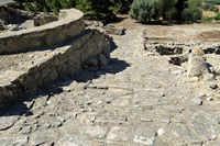 Le palais de Phaistos en Crète. Silos à grain ou koulourès. Cliquer pour agrandir l'image.
