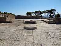 Le palais de Phaistos en Crète. Les propylées (auteur Olaf Tausch). Cliquer pour agrandir l'image.