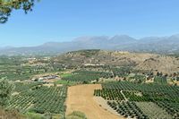 La ville de Mirès en Crète. L'est de la plaine de la Messara vu depuis Faistos. Cliquer pour agrandir l'image.