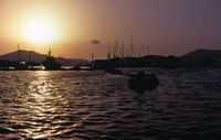 La ville de Naoussa à Paros. Coucher de soleil sur le port. Cliquer pour agrandir l'image.