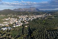 La ville de Pérama en Crète. Vue aérienne (auteur C. Messier). Cliquer pour agrandir l'image.