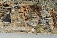 La ville de Pérama en Crète. Plis géologiques à Vossakos. Cliquer pour agrandir l'image.