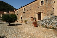 La ville de Pérama en Crète. La façade sud du monastère de Vossakos. Cliquer pour agrandir l'image.