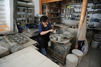 La ville de Pérama en Crète. Atelier de poterie à Margaritès. Cliquer pour agrandir l'image.
