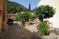 La ville de Pérama en Crète. La cour du monastère de Vossakos. Cliquer pour agrandir l'image.