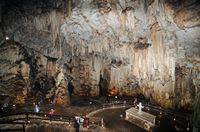 La ville de Pérama en Crète. La salle des Héros de la grotte de Mélidoni. Cliquer pour agrandir l'image.