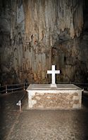 La ville de Pérama en Crète. L'ossuaire de la grotte de Mélidoni. Cliquer pour agrandir l'image.