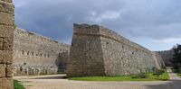 Terrapieni dell'Inghilterra vicino alla Porte Santo-Athanase delle fortificazioni di Rodi. Clicca per ingrandire l'immagine.