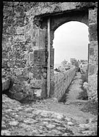 Fotografeert de weg van ronde van de vestingwerken van Rhodos, van Lucien Roy omstreeks 1911. Klikken om het beeld te vergroten.