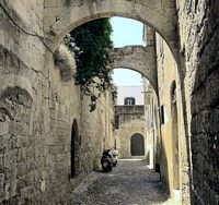 De middeleeuwse stad Rhodos - Steegje van de vedel stad van Rhodos. Klikken om het beeld te vergroten.