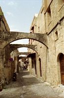 De middeleeuwse stad Rhodos - Steegje met boog-boutants in Rhodos. Klikken om het beeld te vergroten.