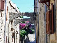 La ville médiévale de Rhodes. Ruelle dans la cité de Rhodes. Cliquer pour agrandir l'image.