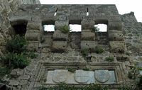 De middeleeuwse stad Rhodos - binnenlandse Wal of overblijfsel van de Byzantijnse muren in Rhodos? Schilden van Hélion van Villeneuve en Orsini. Klikken om het beeld te vergroten.