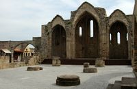La ville médiévale de Rhodes. Ruines de l'église Sainte-Marie-du-Bourg à Rhodes. Cliquer pour agrandir l'image.