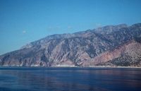 Les gorges de Samaria en Crète. Depuis le bateau de Hora Sfakion aux gorges de Samaria. Cliquer pour agrandir l'image.