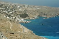 La ville de Sfakia en Crète. Les ports de Chora Sfakion vus depuis la route d'Anopoli. Cliquer pour agrandir l'image.