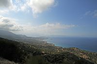 La côte nord de la commune de Sitia en Crète. Mochlos vu depuis Myrsini. Cliquer pour agrandir l'image.