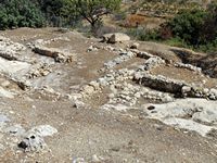 La côte nord de la commune de Sitia en Crète. Ruines de la maison I.1 de Pétras (auteur Olaf Tausch). Cliquer pour agrandir l'image.