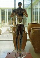 La ville de Sitia en Crète. Le kouros de Roussolakkos au musée archéologique (auteur Olaf Tausch). Cliquer pour agrandir l'image.