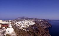 La ville de Thira à Santorin. Le mont Profitis Ilias en arrière-plan. Cliquer pour agrandir l'image.