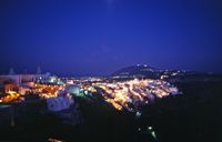 La ville de Thira à Santorin. Fira la nuit. Cliquer pour agrandir l'image.