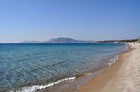 The beach in Sunny Beach on the Gulf of Kefalos on the island of Kos (author Nebste). Click to enlarge the image in Flickr (new tab).
