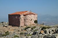 Le village d'Assimi en Crète. La chapelle Sainte Croix au sommet du mont Kofinas (auteur Robert Fröhlich). Cliquer pour agrandir l'image dans Panoramio (nouvel onglet).