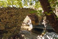 Le village de Plakias en Crète. Le vieux pont à la sortie des gorges de la Kotsifos (auteur Andreï Borissov). Cliquer pour agrandir l'image dans Panoramio (nouvel onglet).
