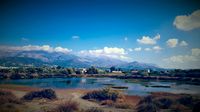 Le village de Tympaki en Crète. Le lac salé de Katalyki à Kokkinos Pyrgos (auteur Ioanna Sofoulaki). Cliquer pour agrandir l'image dans Panoramio (nouvel onglet).