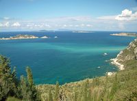 La ville d’Agros sur l’île de Corfou. Les îlots au large d'Afionas (auteur Petra H). Cliquer pour agrandir l'image dans Panoramio (nouvel onglet).