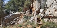 Le plateau du Lassithi en Crète. L'entrée de la grotte de Trapeza (auteur Wolfgang B.). Cliquer pour agrandir l'image dans Panoramio (nouvel onglet).