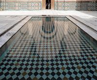La médersa Ben Youssef à Marrakech au Maroc. Bassin du patio. Cliquer pour agrandir l'image dans Adobe Stock (nouvel onglet).