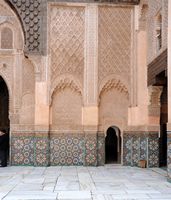 La médersa Ben Youssef à Marrakech au Maroc. Entrée est salle de prière. Cliquer pour agrandir l'image dans Adobe Stock (nouvel onglet).