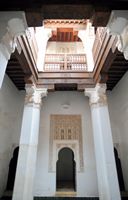 La médersa Ben Youssef à Marrakech au Maroc. Puits de lumière. Cliquer pour agrandir l'image dans Adobe Stock (nouvel onglet).