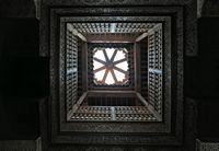 La médersa Ben Youssef à Marrakech au Maroc. Puits de lumière. Cliquer pour agrandir l'image.