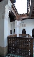 La médersa Ben Youssef à Marrakech au Maroc. Puits de lumière chambres. Cliquer pour agrandir l'image.