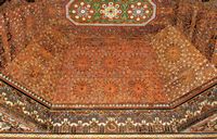 Le palais de la Bahia à Marrakech au Maroc. Plafond d'un salon du petit riad. Cliquer pour agrandir l'image.