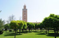 Le quartier de la Médina à Marrakech au Maroc. Minaret de la mosquée de la Koutoubia. Cliquer pour agrandir l'image.
